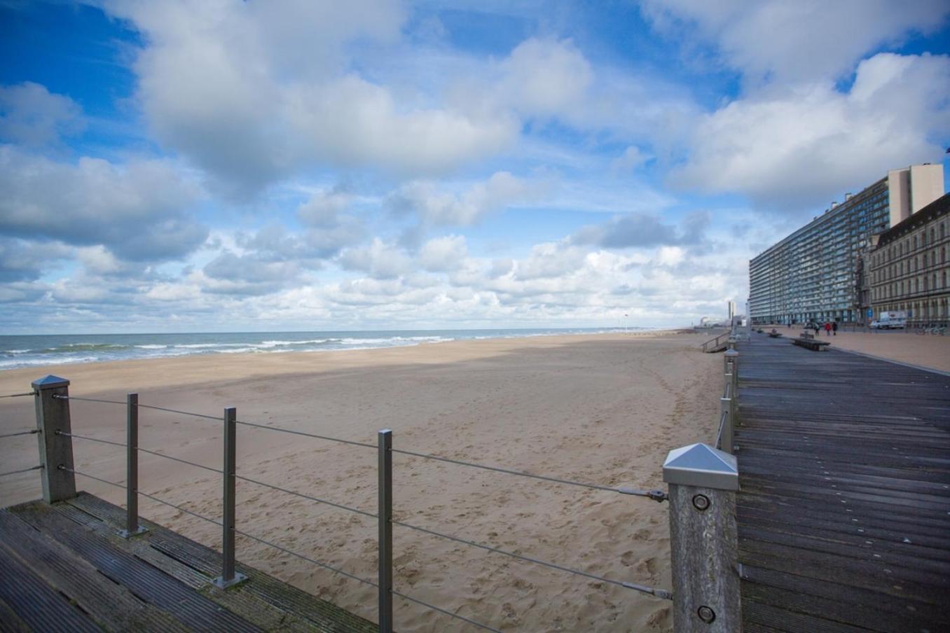 Bright Apartment With Sea View Oostende Exterior foto